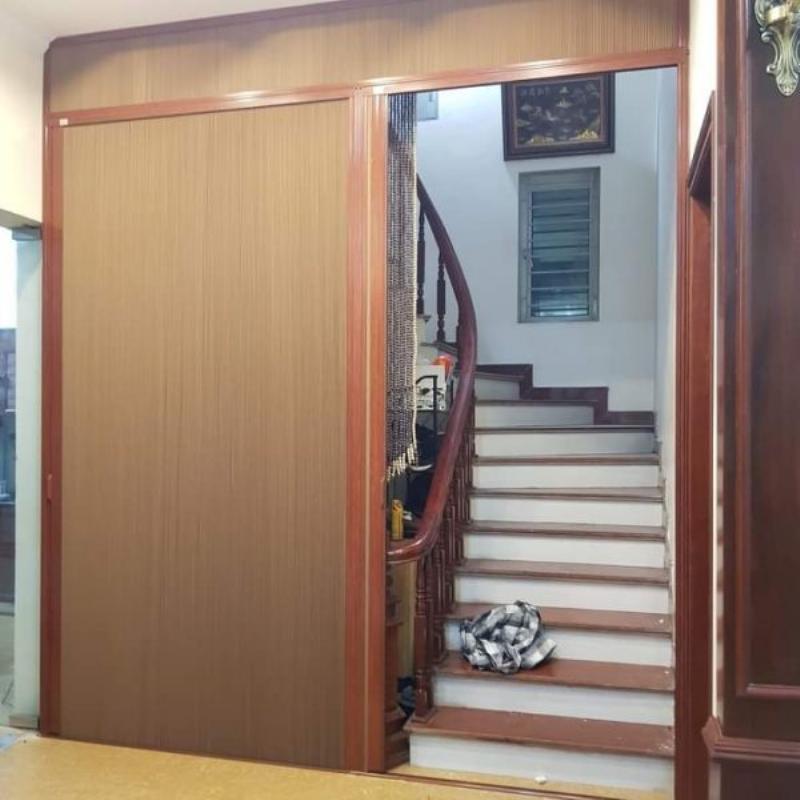 Cầu thang gỗ hiện đại với thiết kế tối giản, kết hợp lan can kính trong suốt và tay vịn gỗ thanh lịch, tạo không gian mở và thoáng đãng.
